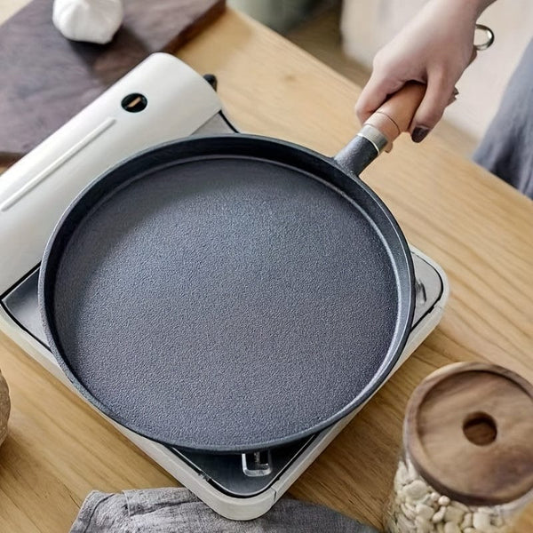 Planet Gates 26CM Disc Frying Pan With Wooden Handle (726) 1pc 26cm Cast Iron Frying Pan With Wodden Handle Nonstick Omelet Pan Kitchen Cooking Skillet Pancake Crepe Maker Flat Pan Griddle Breakfast Omelet Baking Pans