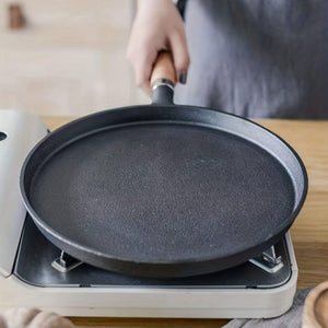 Planet Gates 26CM Disc Frying Pan With Wooden Handle (726) 1pc 26cm Cast Iron Frying Pan With Wodden Handle Nonstick Omelet Pan Kitchen Cooking Skillet Pancake Crepe Maker Flat Pan Griddle Breakfast Omelet Baking Pans