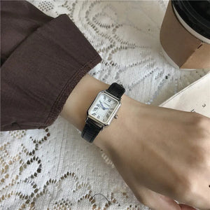 Planet Gates green Retro Watches Classic Casual Quartz Dial Leather Strap Band Rectangle Clock Fashionable Wrist Watches for Women Wrist Watch